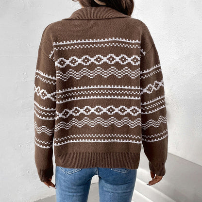 Brauner Strickpullover mit weißem Norwegermuster, getragen von einer Person, Rückansicht. Modischer Winterpullover, gemütlich und stilvoll.