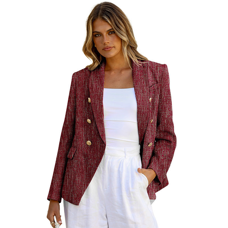 Frau in rotem Blazer mit goldenen Knöpfen, weißem Top und weißer Hose. Modetrend, Damenmode, eleganter Look, stilvolle Kleidung.