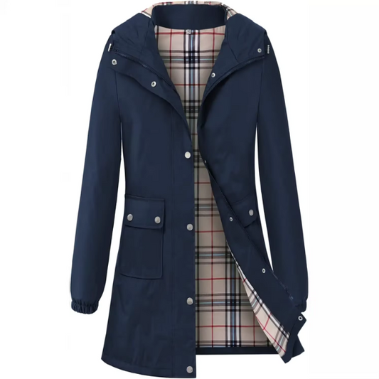 Dunkelblauer Damenmantel mit Kapuze, kariertem Innenfutter und Taschen. Eleganter Regenmantel, ideal für Herbstmode und Outdoor-Aktivitäten.