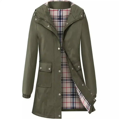 Damen Regenjacke olivgrün mit Kapuze, kariertem Innenfutter, Taschen und Reißverschluss. Wetterfeste Outdoor-Bekleidung für Herbst und Winter.