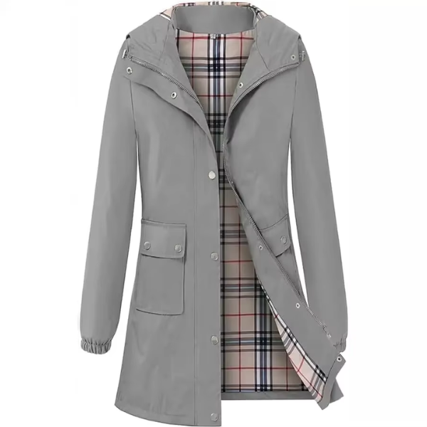 Grauer Damenmantel mit Kapuze, kariertem Innenfutter und Taschen. Stilvoller Regenmantel, ideal für Herbstmode und Outdoor-Aktivitäten.