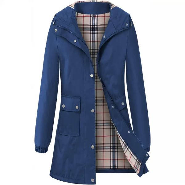 Blaue Damen-Regenjacke mit Kapuze, kariertem Innenfutter und Taschen. Wasserdicht, modisch, ideal für Outdoor-Aktivitäten.