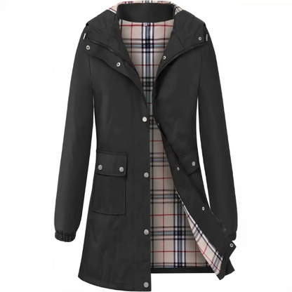 Schwarzer Damenmantel mit Kapuze, kariertem Innenfutter und Taschen. Stilvoller Regenmantel, ideal für Herbstmode und Outdoor-Aktivitäten.