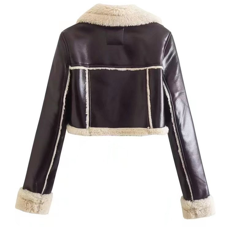 Damen Lederjacke mit Kunstfell, braun, kurz geschnitten, Rückansicht. Modische Winterjacke, warm, stilvoll, ideal für kalte Tage.