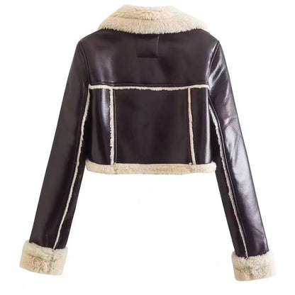 Damen Lederjacke mit Kunstfell, braun, kurz geschnitten, Rückansicht. Modische Winterjacke, warm, stilvoll, ideal für kalte Tage.