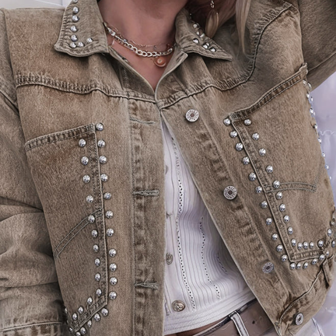 Damen-Jeansjacke mit Nieten, Vintage-Look, braun, modisch, lässig, kombiniert mit weißem Oberteil und Kette, trendige Streetwear.