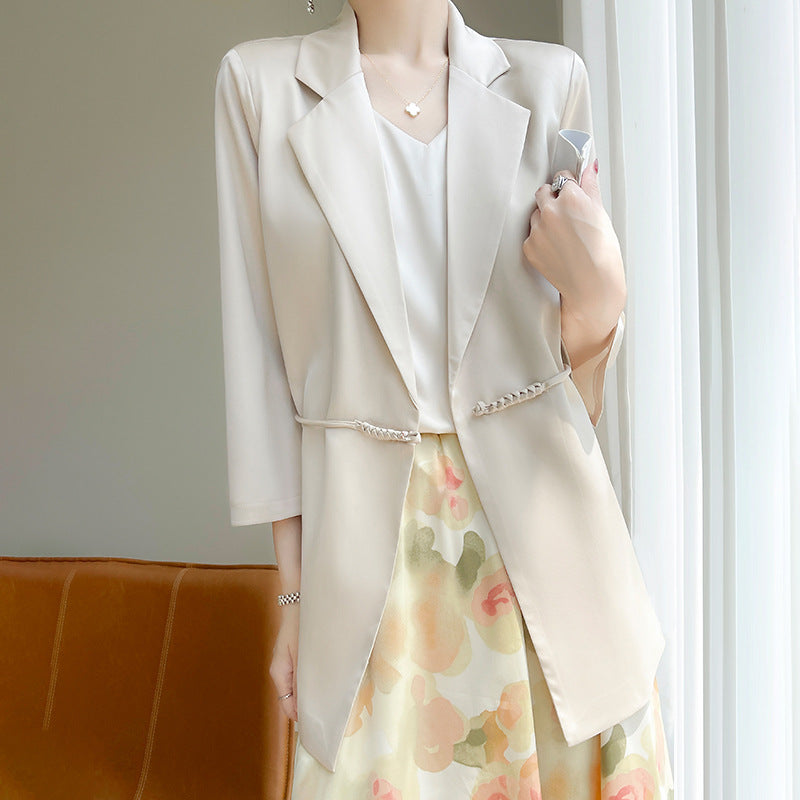 Eleganter Damenblazer in Beige, kombiniert mit floralem Rock. Perfekt für Business- und Freizeitoutfits. Stilvolle Mode für moderne Frauen.