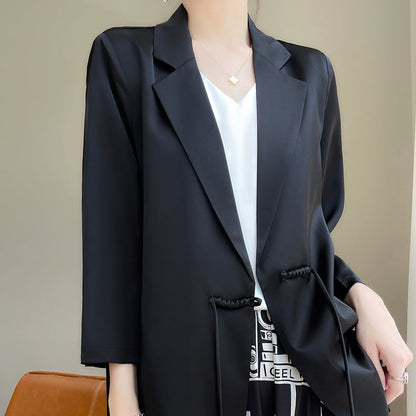 Frau in elegantem schwarzen Blazer mit weißem Top, modisches Outfit, Business-Look, stilvolle Damenmode, moderne Kleidung, Büro-Outfit.