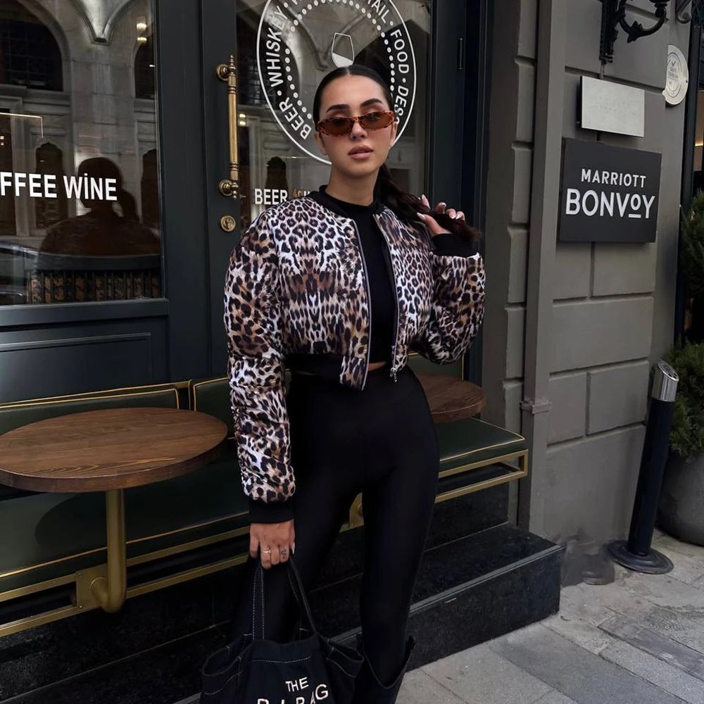 Frau in Leopardenjacke und Sonnenbrille vor einem Café in der Stadt. Mode, Streetstyle, urbane Kleidung, trendige Outfits, stilvolle Frau.