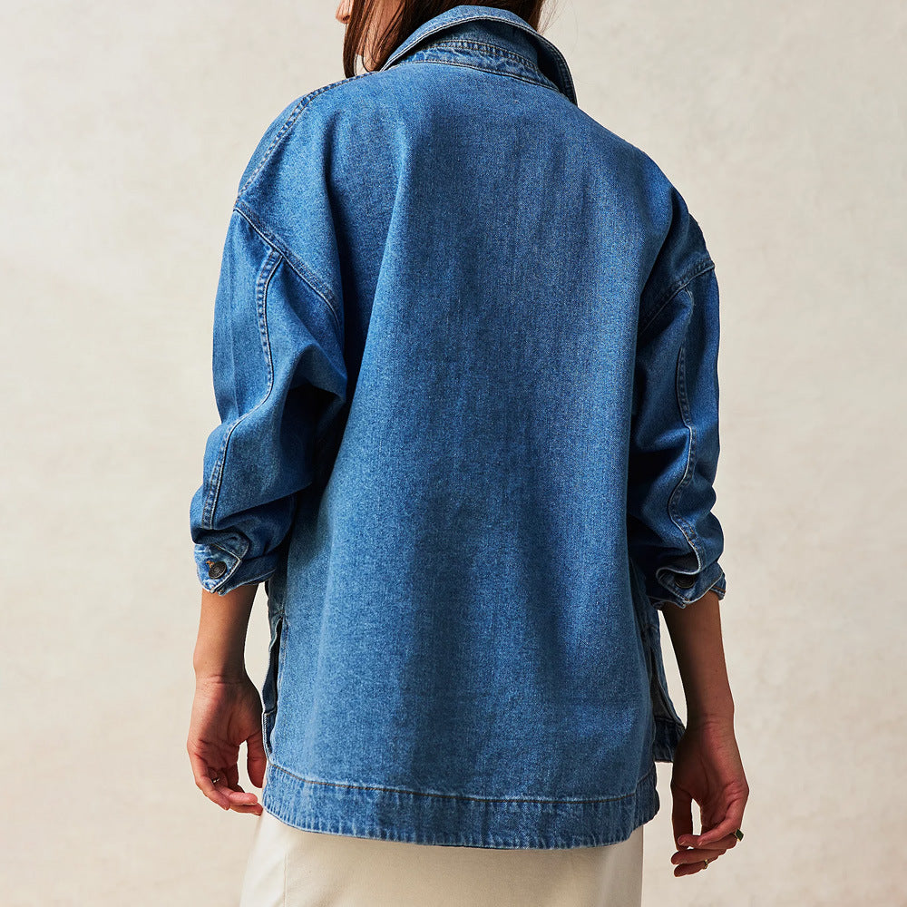 Frau in blauer Jeansjacke von hinten, lässiger Stil, modische Damenbekleidung, Denim-Trend, Freizeitlook, Herbstmode.