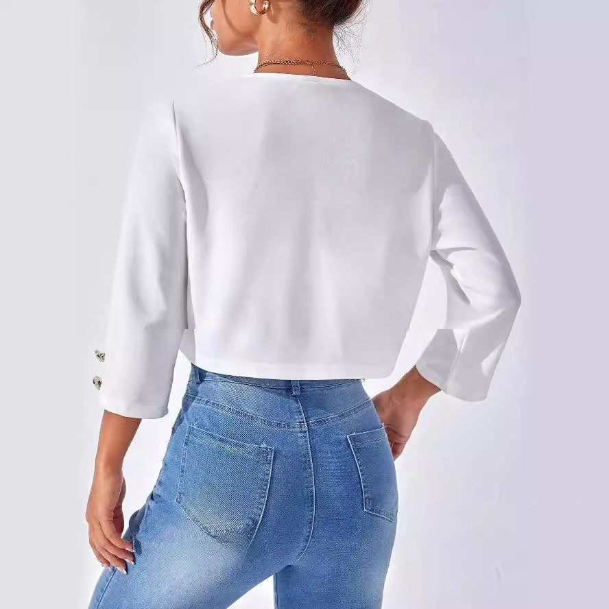 Rückansicht einer Frau in blauer Jeans und weißem, langärmligem Oberteil. Modetrend, Damenbekleidung, Freizeitlook, stilvolle Outfits.