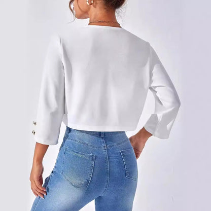 Rückansicht einer Frau in blauer Jeans und weißem, langärmligem Oberteil. Modetrend, Damenbekleidung, Freizeitlook, stilvolle Outfits.