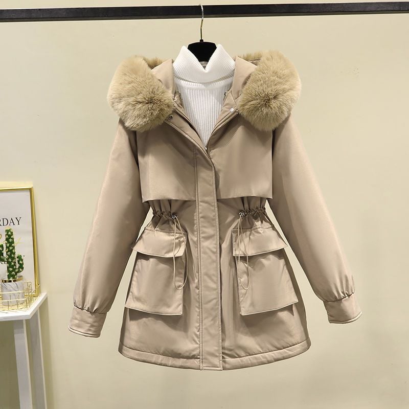 Beige Damenparka mit Kunstfellkapuze, Taillenzug und großen Taschen, ideal für Wintermode. Eleganter Mantel auf Kleiderbügel vor neutralem Hintergrund.