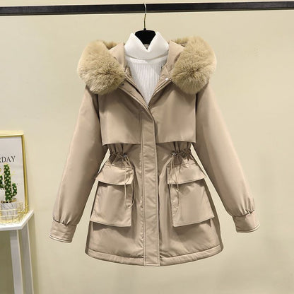 Beige Damenparka mit Kunstfellkapuze, Taillenzug und großen Taschen, ideal für Wintermode. Eleganter Mantel auf Kleiderbügel vor neutralem Hintergrund.