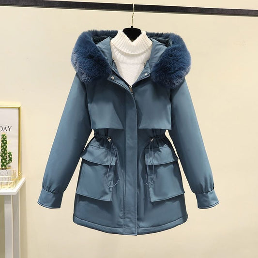 Blaue Damenwinterjacke mit Kapuze und Kunstfellbesatz, Reißverschluss, Kordelzug und großen Taschen. Elegante, warme Wintermode für Damen.
