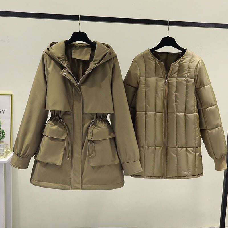 Zwei beige Damenjacken auf Kleiderbügeln; links Parka mit Kapuze und Taschen, rechts gesteppte Jacke. Modetrends, Herbstbekleidung, Damenmode.