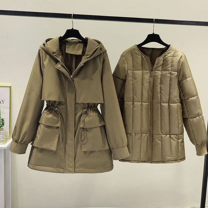 Zwei beige Damenjacken auf Kleiderbügeln; links Parka mit Kapuze und Taschen, rechts gesteppte Jacke. Modetrends, Herbstbekleidung, Damenmode.
