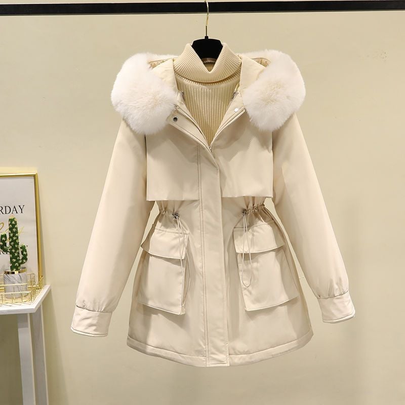 Beige Damen-Winterjacke mit Kapuze und Kunstfellbesatz, Taillenzug und großen Taschen, ideal für kalte Tage. Elegante und warme Wintermode.