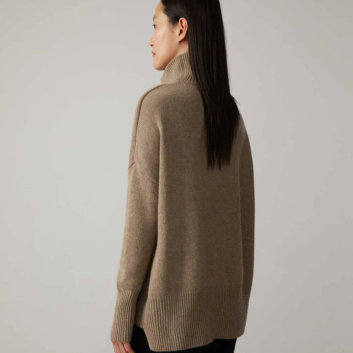 Frau in braunem Rollkragenpullover aus Wolle, Rückansicht. Modetrend, Herbstmode, Damenbekleidung, Strickpullover, gemütlicher Stil.