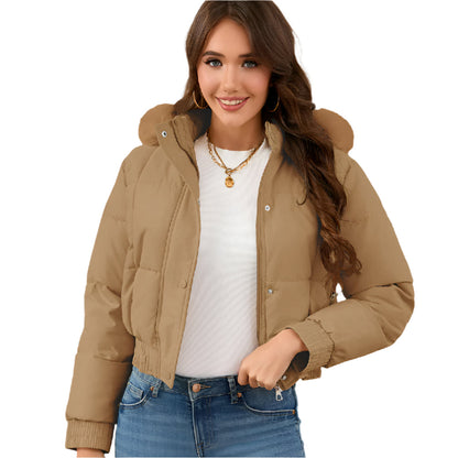 Frau in brauner Steppjacke mit Kapuze, weißem Shirt und blauer Jeans. Modetrend, Winterjacke, Damenbekleidung, stilvoll, lässig.