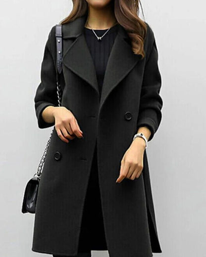 Frau in elegantem, schwarzem Wollmantel mit Knopfleiste und Umhängetasche. Stilvolle Herbstmode, Damenbekleidung, modischer Mantel.
