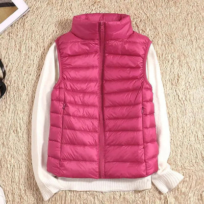Rosa Steppweste auf cremefarbenem Pullover, modische Damenbekleidung, Herbstmode, warme Daunenweste, stilvoll und bequem.