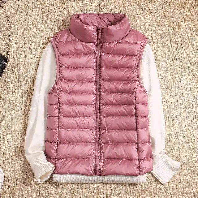 Rosa Steppweste auf cremefarbenem Pullover, modische Damenbekleidung, Herbst-Winter-Trend, warme ärmellose Jacke, stilvolles Design.