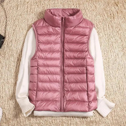 Rosa Steppweste auf cremefarbenem Pullover, modische Damenbekleidung, Herbst-Winter-Trend, warme ärmellose Jacke, stilvolles Design.