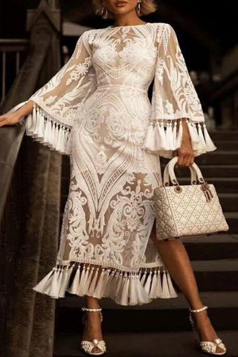 Elegantes weißes Spitzenkleid mit langen Ärmeln und Fransen, kombiniert mit einer stilvollen Handtasche. Perfekt für formelle Anlässe und Abendmode.