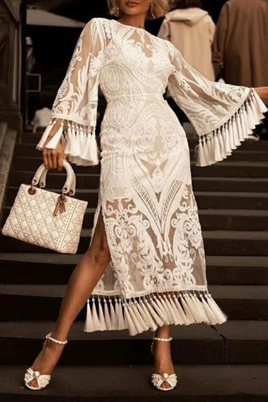 Elegantes weißes Spitzenkleid mit langen Ärmeln und Fransen, kombiniert mit passender Handtasche und Absatzschuhen. Perfekt für Abendmode und Events.