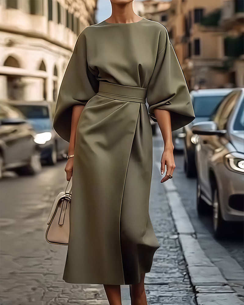 Elegantes Model in olivgrünem Kleid auf Stadtstraße, trägt Handtasche. Mode, Streetstyle, Damenbekleidung, urbane Eleganz.