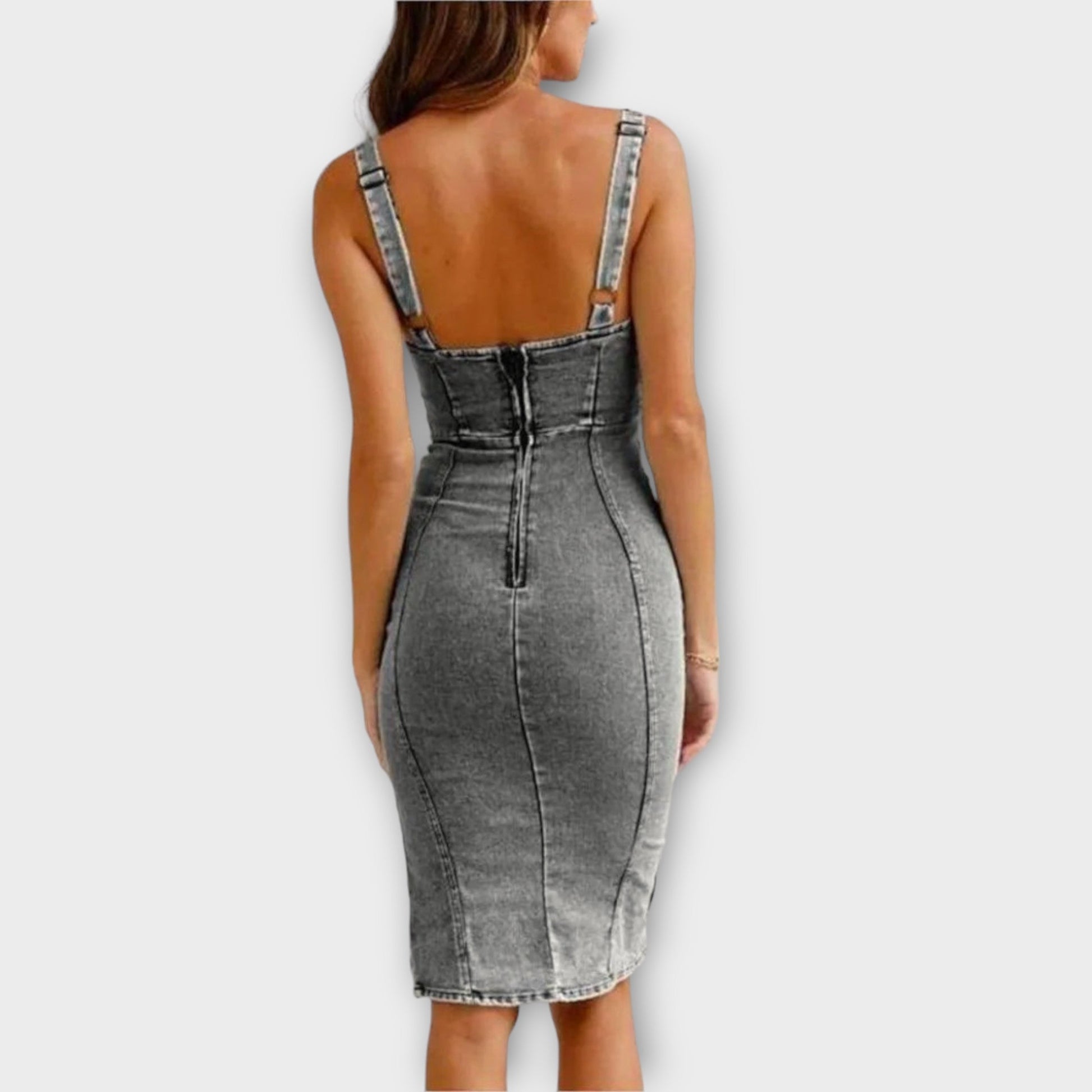 Rückenansicht einer Frau in einem grauen, ärmellosen Jeanskleid mit Reißverschluss, figurbetont, knielang, modisch, Sommerkleidung.