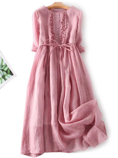 Rosa Leinenkleid mit langen Ärmeln, Rüschen und Knopfleiste, elegant und luftig, ideal für Sommermode und Freizeitkleidung.