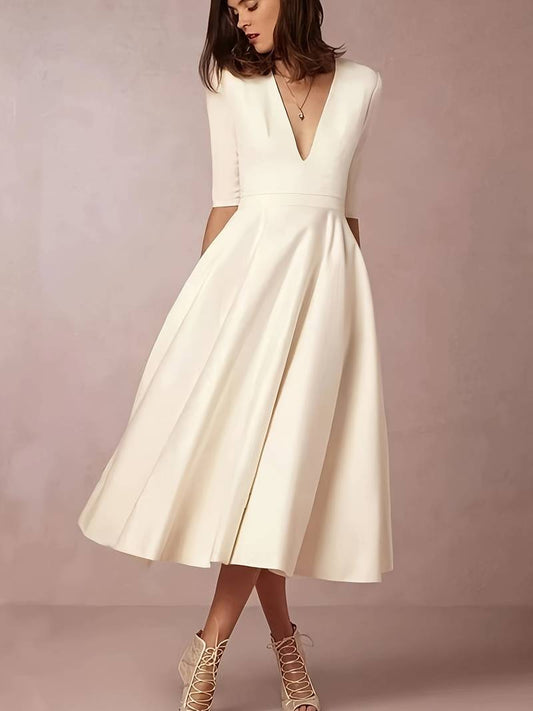 Elegantes cremefarbenes Kleid mit V-Ausschnitt und halblangen Ärmeln, knielang, ausgestellt, ideal für Abendveranstaltungen oder Hochzeiten.