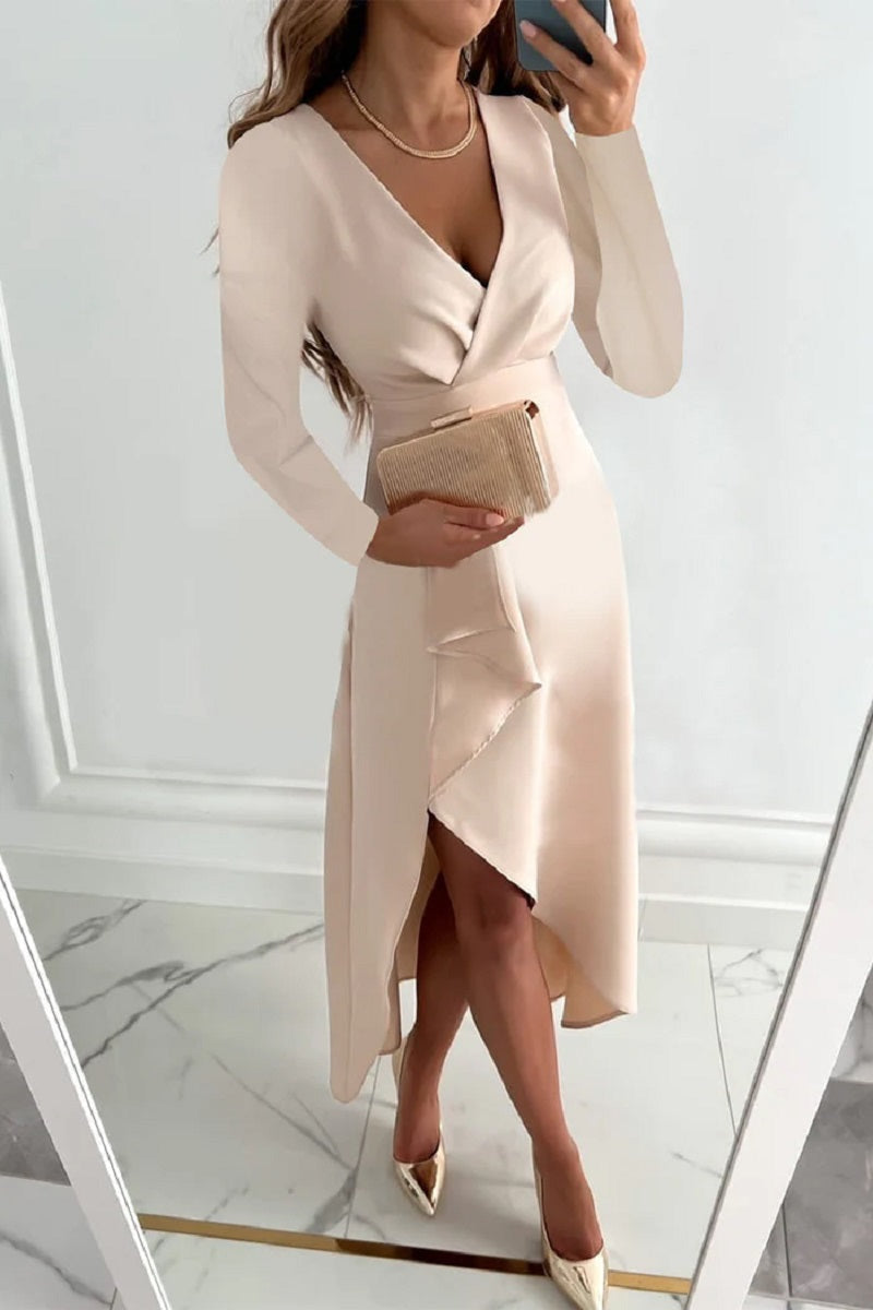 Elegantes cremefarbenes Wickelkleid mit V-Ausschnitt, langen Ärmeln und asymmetrischem Saum. Frau hält eine goldene Clutch und trägt spitze Pumps.