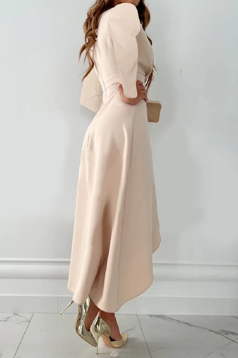 Elegantes, cremefarbenes Kleid mit Puffärmeln und asymmetrischem Saum, kombiniert mit goldenen High Heels. Perfekt für formelle Anlässe.