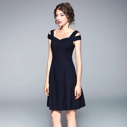 Frau in elegantem, schulterfreiem, dunkelblauem Cocktailkleid vor grauem Hintergrund. Abendmode, Damenkleidung, stilvolles Design.