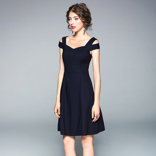 Frau in elegantem, schulterfreiem, dunkelblauem Cocktailkleid vor grauem Hintergrund. Abendmode, Damenkleidung, stilvolles Design.