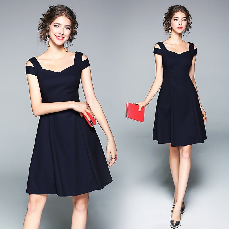 Zwei Frauen in eleganten, schwarzen Cocktailkleidern mit Schulterträgern, halten rote Bücher. Perfekt für Abendmode und Partykleidung.