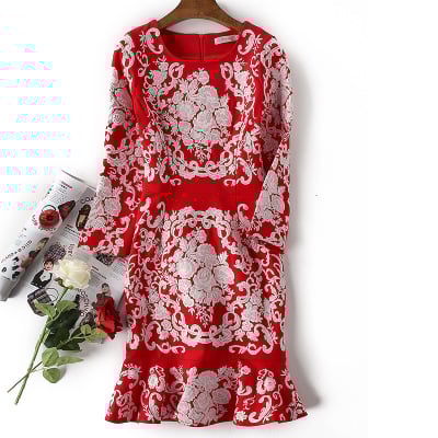 Rotes Kleid mit weißem Blumenmuster, langärmlig, knielang, elegantes Design, ideal für festliche Anlässe, modische Damenbekleidung.