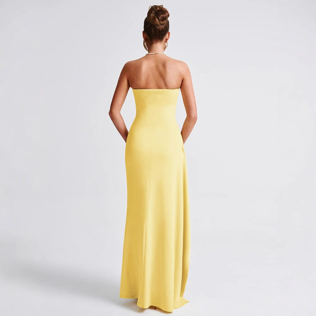 Frau in gelbem, schulterfreiem Abendkleid, Rückansicht. Elegantes Design, bodenlang, modisch. Perfekt für formelle Anlässe und Events.