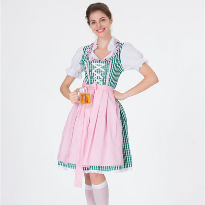 Frau in traditioneller bayerischer Tracht mit Dirndl und rosa Schürze, hält ein Bierglas. Oktoberfest, deutsche Kultur, Trachtenmode.