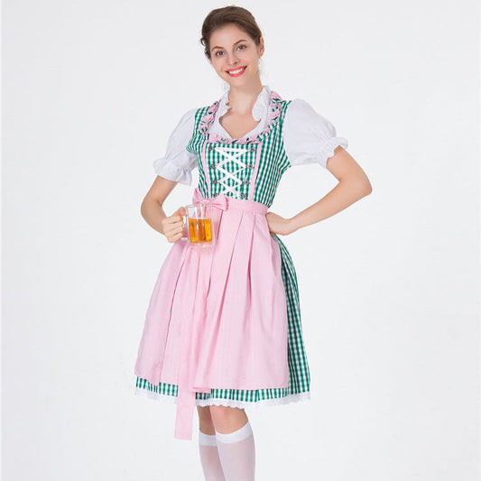 Frau in traditioneller bayerischer Tracht mit Dirndl und rosa Schürze, hält ein Bierglas. Oktoberfest, deutsche Kultur, Trachtenmode.