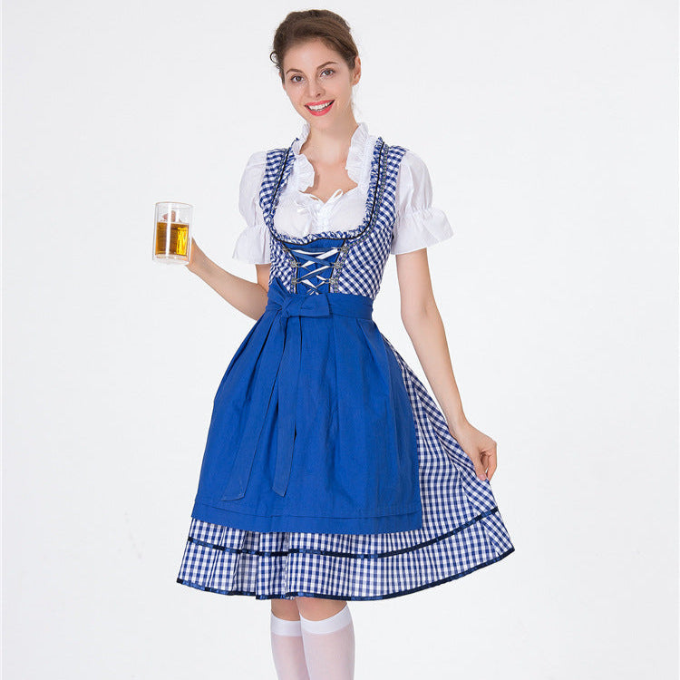 Frau im blauen Dirndl mit Bierkrug, traditionelles bayerisches Oktoberfest-Outfit, lächelnd, weißer Hintergrund.