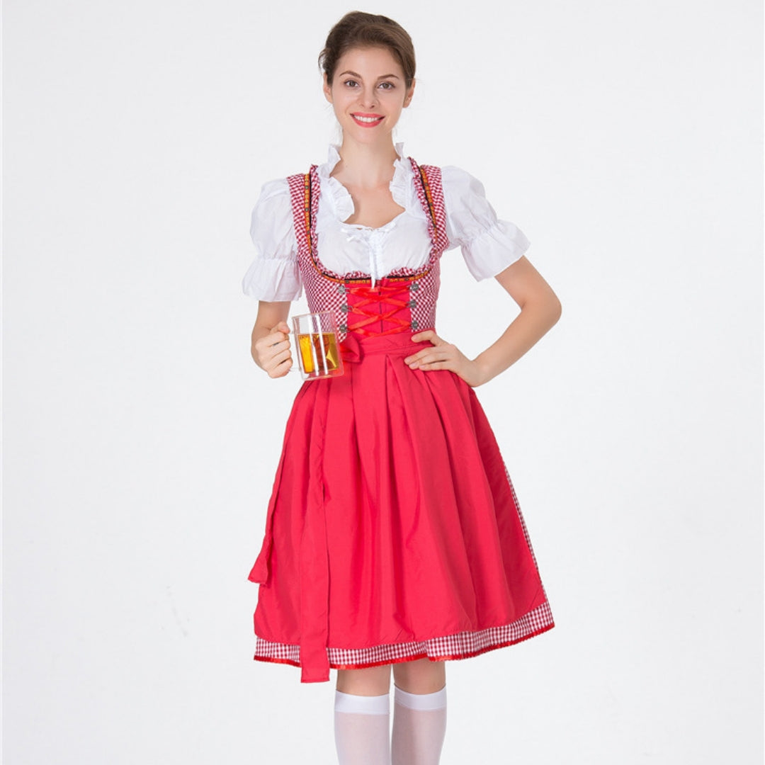 Frau in traditioneller bayerischer Tracht mit rotem Dirndl und weißer Bluse, hält ein Bierglas. Oktoberfest, deutsche Kultur, Trachtenmode.