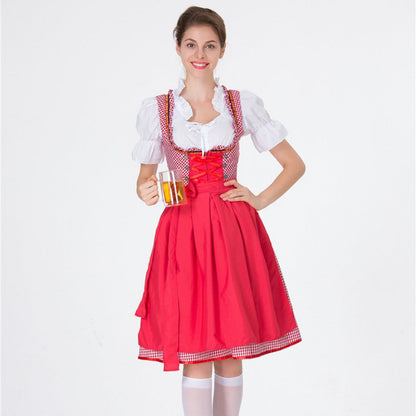 Frau in traditioneller bayerischer Tracht mit rotem Dirndl und weißer Bluse, hält ein Bierglas. Oktoberfest, deutsche Kultur, Trachtenmode.