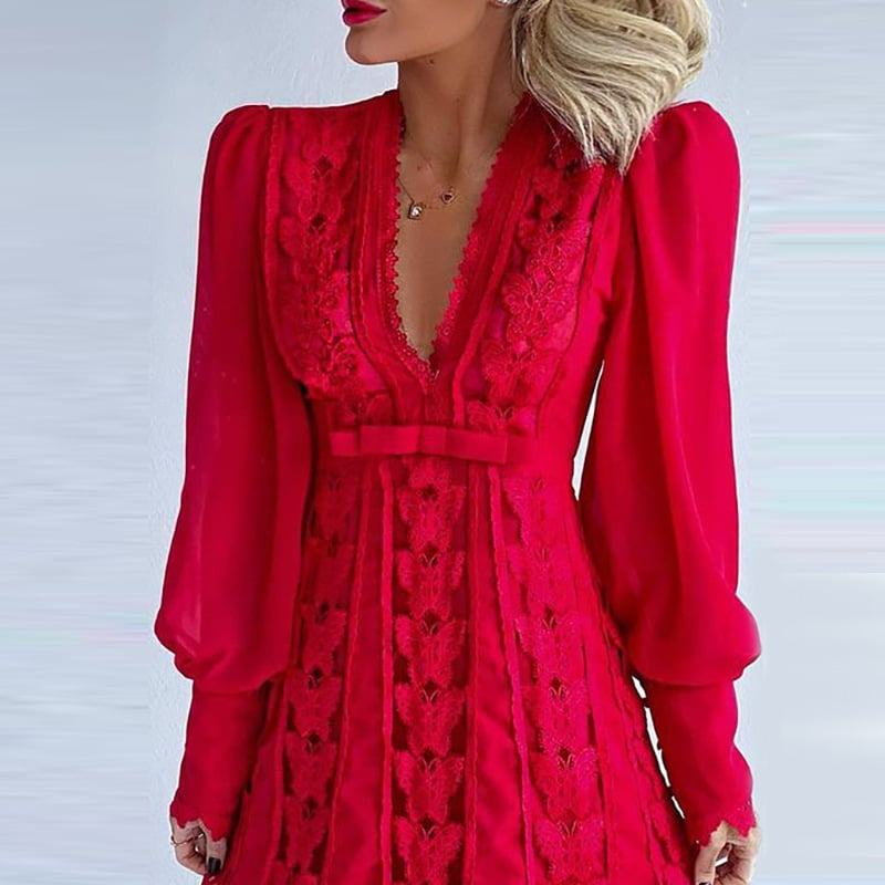 Frau in elegantem roten Spitzenkleid mit langen Ärmeln und V-Ausschnitt, modisches Abendkleid, stilvolle Damenmode, festliche Kleidung.