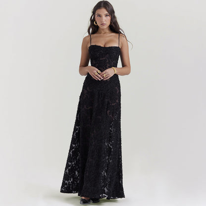 Frau in elegantem, schwarzem Spitzenkleid, bodenlang, mit Spaghettiträgern. Perfekt für Abendmode, Gala oder formelle Anlässe.