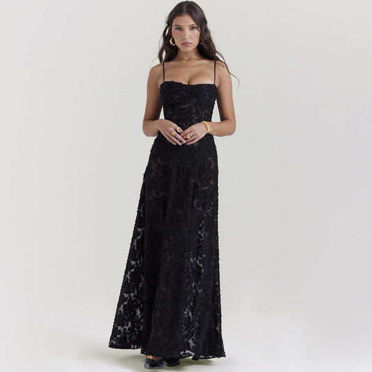 Frau in elegantem, schwarzem Spitzenkleid, bodenlang, mit Spaghettiträgern. Perfekt für Abendmode, Gala oder formelle Anlässe.
