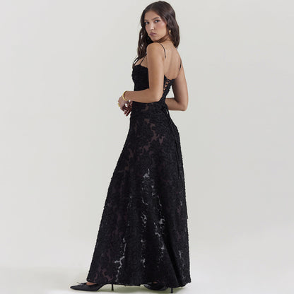 Frau in elegantem, schwarzem Abendkleid mit Spitzenmuster, seitlich stehend. Perfekt für formelle Anlässe, stilvoll und zeitlos.